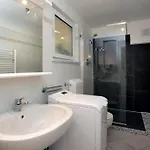 Beautiful Close To Private Parking *
