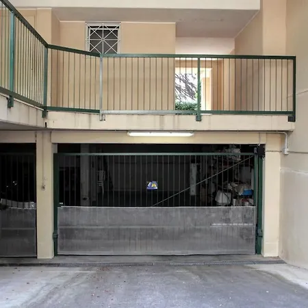 Beautiful Close To Private Parking