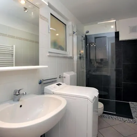 Beautiful Close To Private Parking *
