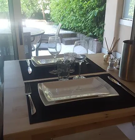 Apartment Beautiful Close To Private Parking *