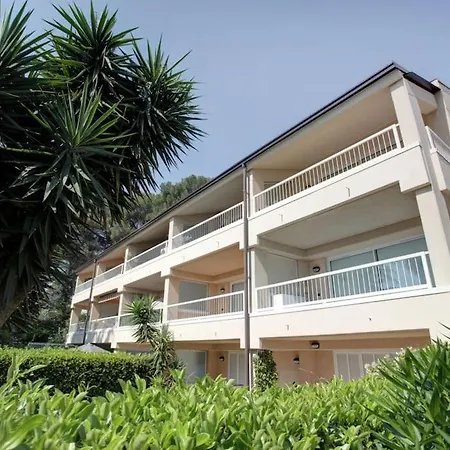 Beautiful Close To Private Parking Apartment *
