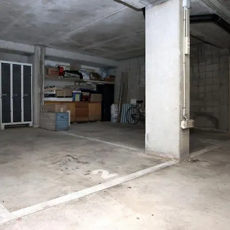 Beautiful Close To Private Parking Apartment *