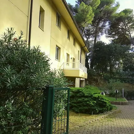 Beautiful Close To Private Parking Apartment